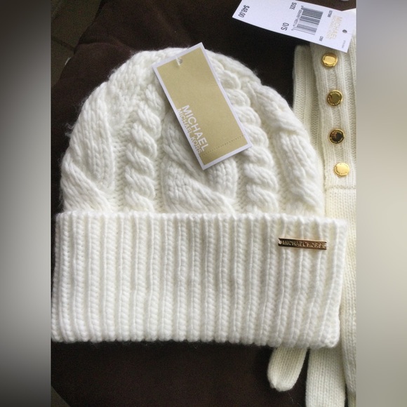 Michael Kors beanie and gloves - Picture 2 of 2
